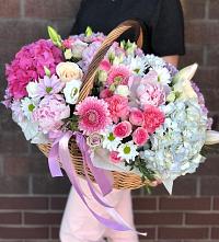 Композиция солнечный день в Егерухай Цветочная композиция из Розы, Хризантемы, Пионы и Лизиантусы в корзине в Егерухай