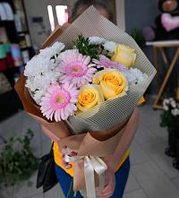 Букет цветов из:  Герберы, Розы и Хризантемы в Егерухай