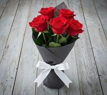 Букет 5 Красных роз Эдлесс Лав в Егерухай