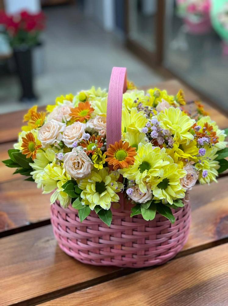 Цветочная композиция из Хризантемы и Розы в корзине в Егерухай