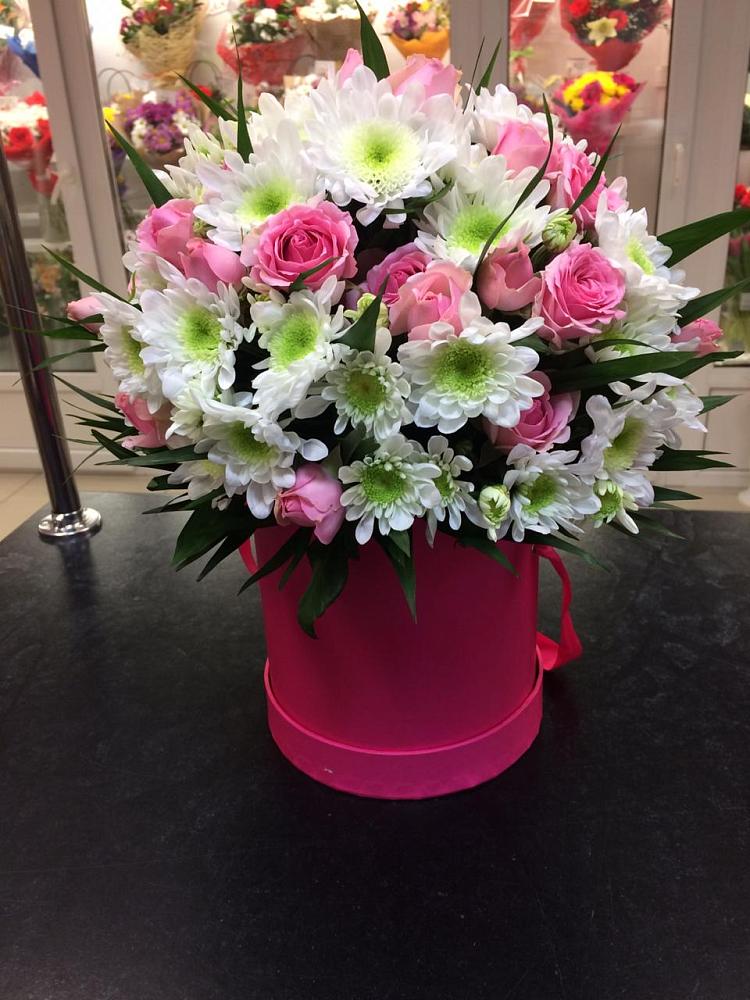 Цветочная композиция из Розы и Хризантемы в шляпной коробке в Егерухай