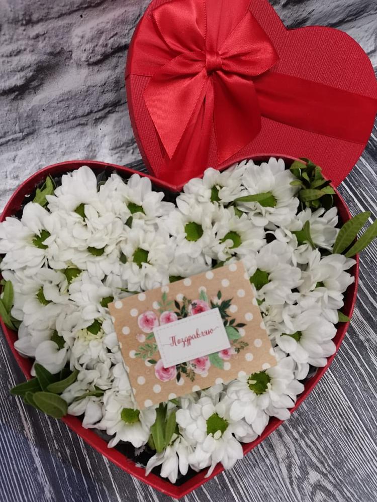 Цветочная композиция из Хризантемы в виде сердца в Егерухай