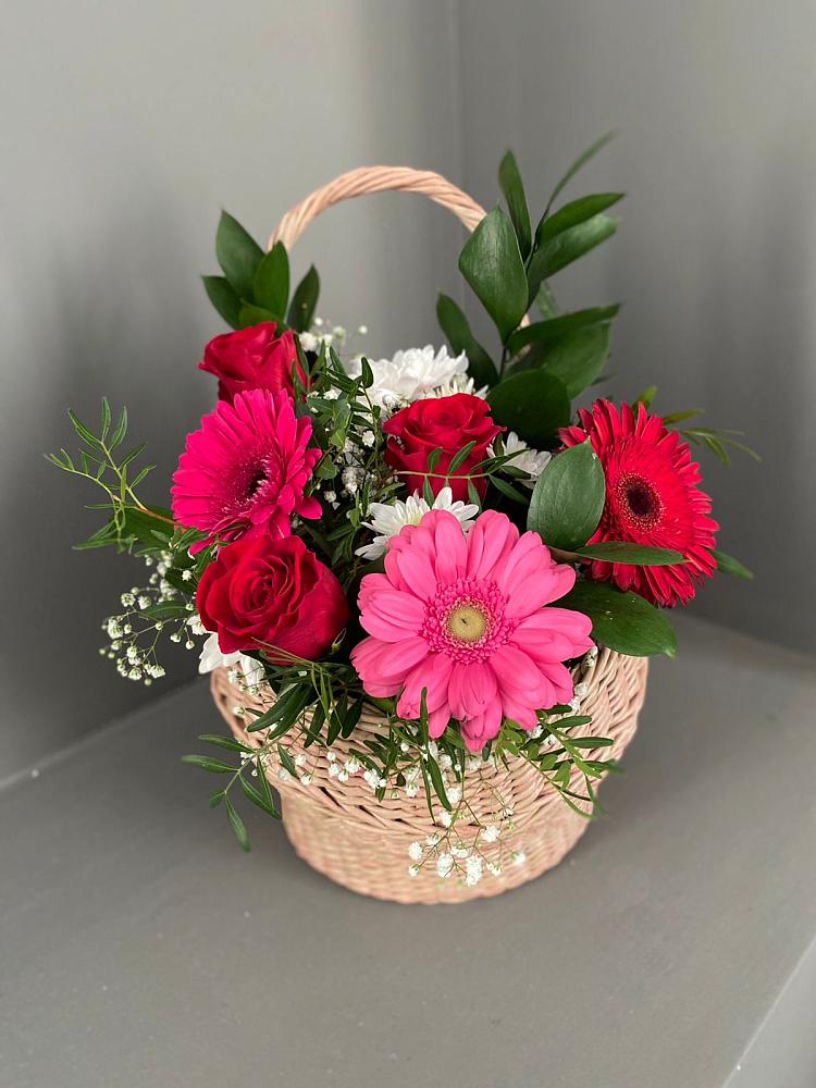 Цветочная композиция из Розы, Хризантемы и Герберы в корзине в Егерухай