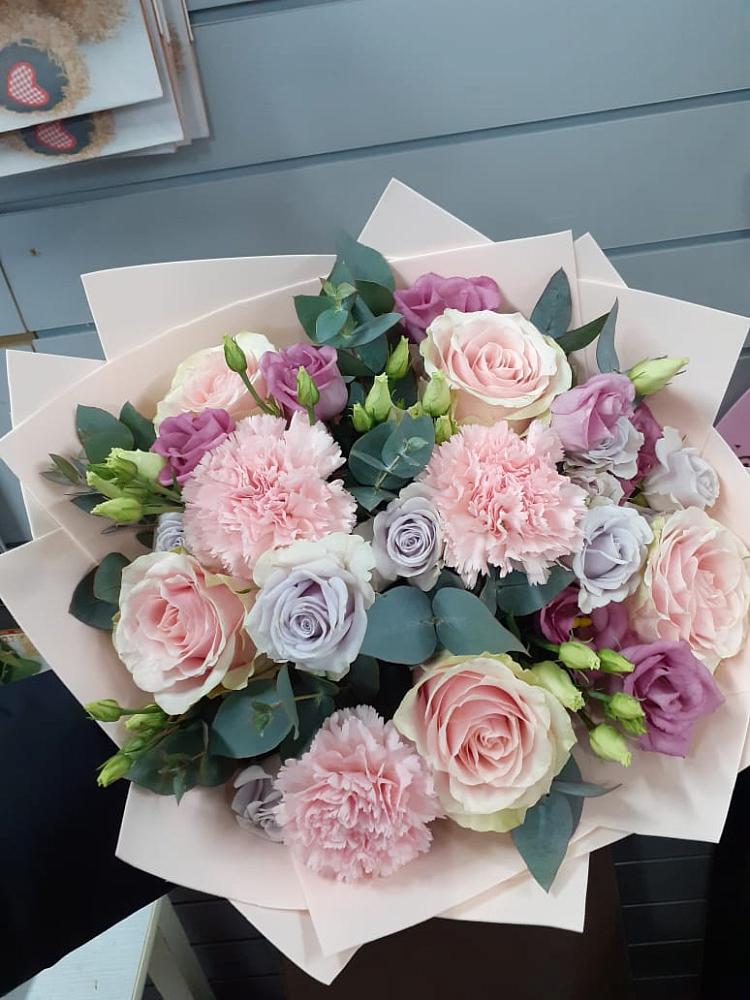 Букет цветов из: Розы, Гвоздики и Лизиантусы в Егерухай